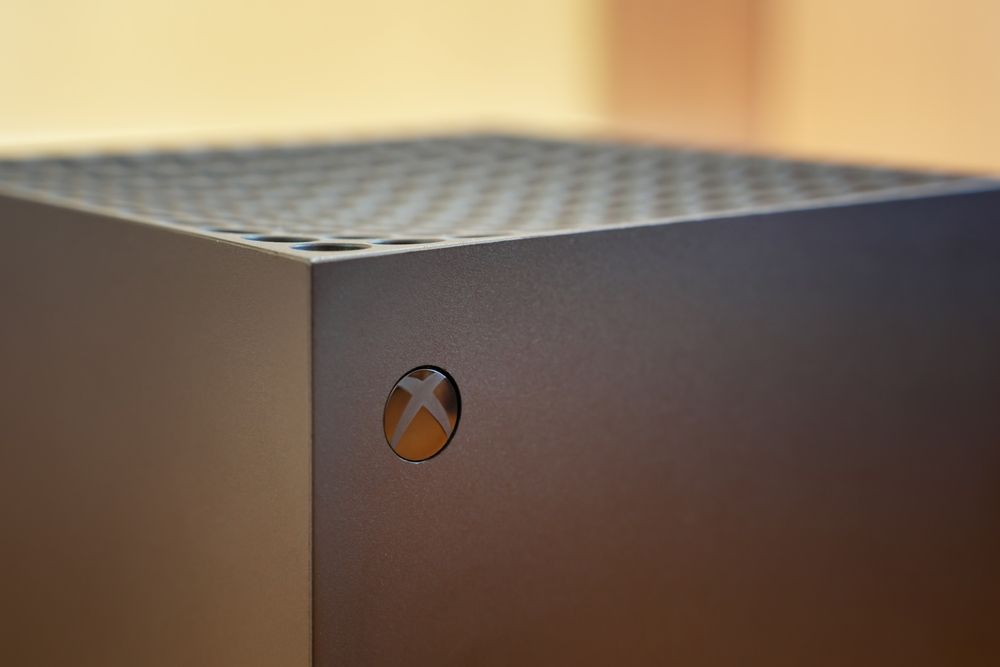 Detalj Xbox konzole sa vidljivim Xbox logotipom na kućištu.